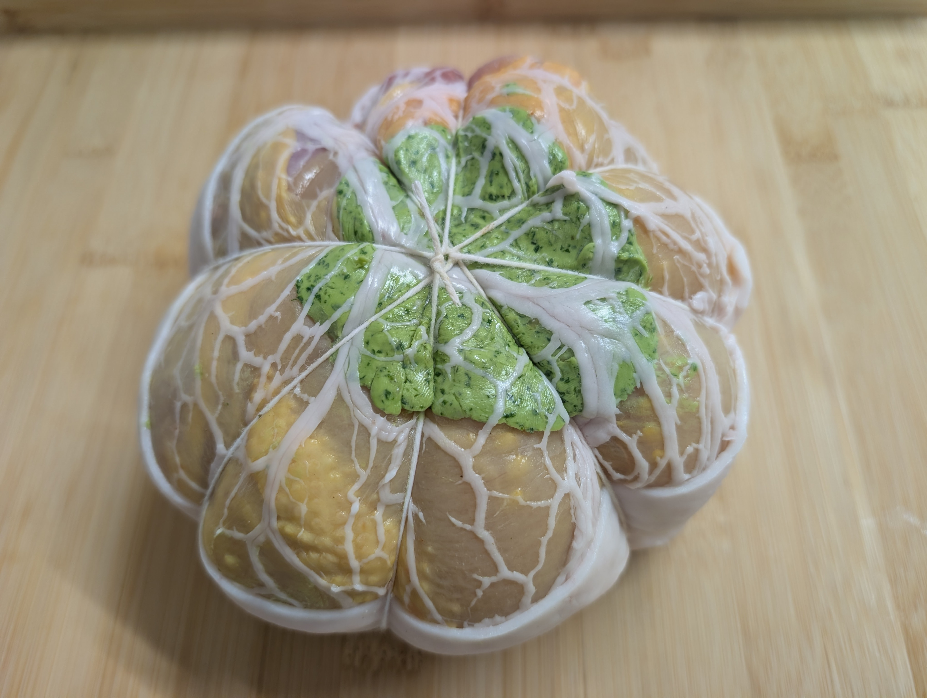 Poulet désossé farçi aux cèpes et beurre persillé
